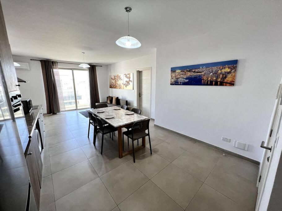 Mediterranea 2 Bedroom Smart Apartment Сент-Полс-Бей Екстер'єр фото